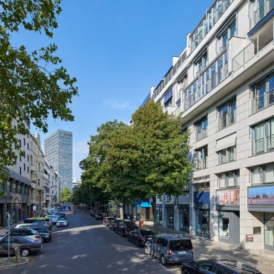 Blick entlang der Marburger Straße in Berlin mit angrenzenden Büro- und Wohngebäuden, parkenden Fahrzeugen und städtischem Umfeld in zentraler Lage.