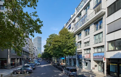 Blick entlang der Marburger Straße in Berlin mit angrenzenden Büro- und Wohngebäuden, parkenden Fahrzeugen und städtischem Umfeld in zentraler Lage.