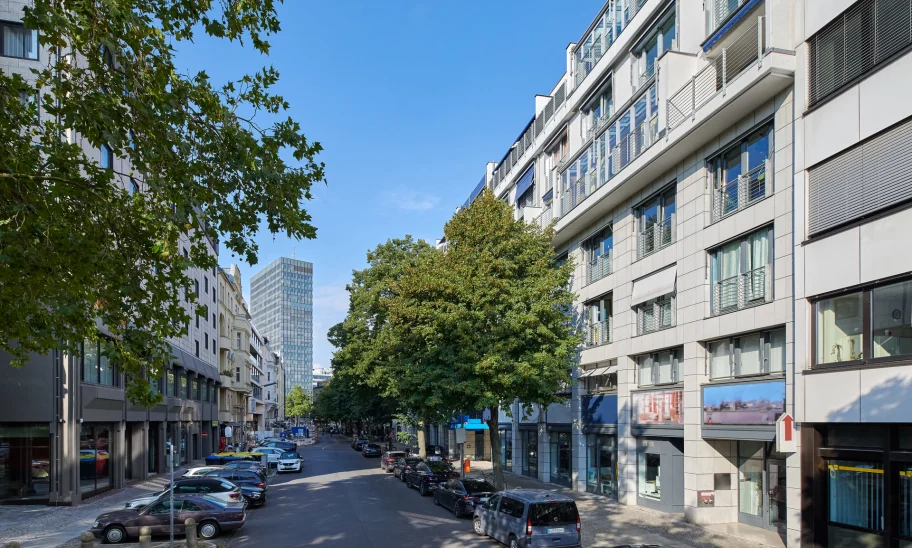 Blick entlang der Marburger Straße in Berlin mit angrenzenden Büro- und Wohngebäuden, parkenden Fahrzeugen und städtischem Umfeld in zentraler Lage.