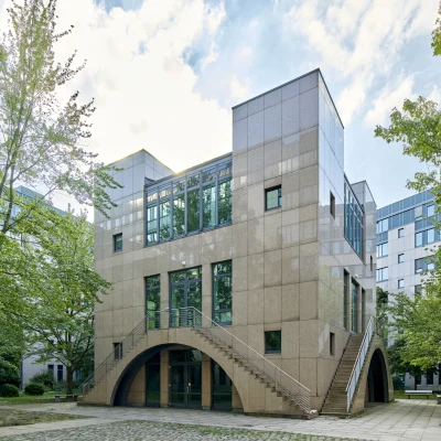 Ansicht eines Büroensembles in der Soorstraße in Berlin mit mehreren Gebäudeteilen, Natursteinfassaden, begrüntem Innenhof und markanten Treppenaufgängen.