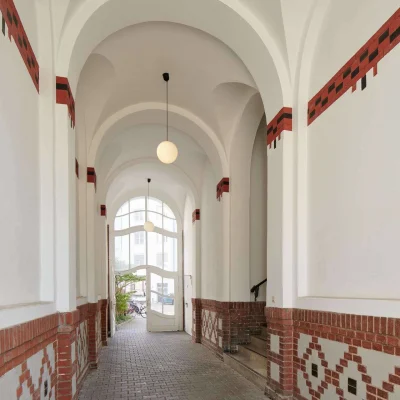 Historischer Durchgang des Bürogebäudes in der Stresemannstraße 121 in Berlin mit Gewölbedecke, Backsteindetails und repräsentativem Eingangsbereich.