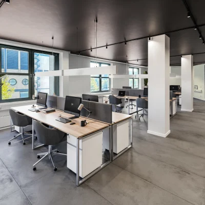 KI-generierte Visualisierung von flexiblen Arbeitsplätzen in einem offenen Büro in der Stresemannstraße 121 in Berlin mit moderner Möblierung und großen Fensterflächen.