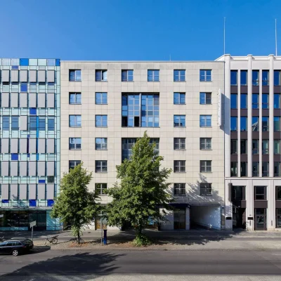 Straßenansicht des Bürogebäudes in der Stresemannstraße 121 in Berlin mit moderner Fassadenstruktur und zentraler innerstädtischer Lage.