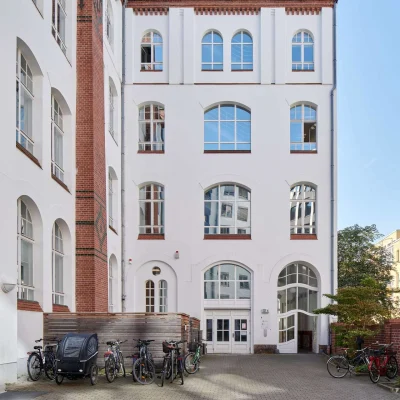 Innenhofansicht des Bürogebäudes in der Stresemannstraße 121 in Berlin mit historischer Fassade, Rundbogenfenstern und ruhigem Hofbereich.