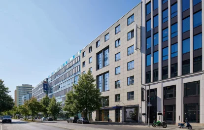 lick entlang der Stresemannstraße in Berlin mit Bürogebäuden, Straßenbäumen und urbanem Umfeld in direkter Nähe zum Objekt.