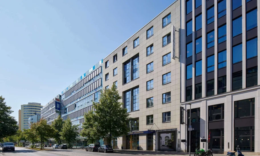 lick entlang der Stresemannstraße in Berlin mit Bürogebäuden, Straßenbäumen und urbanem Umfeld in direkter Nähe zum Objekt.