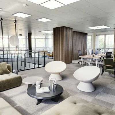 Moderner Lounge- und Aufenthaltsbereich im Volta Eins Frankfurt mit bequemen Sitzmöbeln, offener Raumgestaltung und angenehmer Atmosphäre.