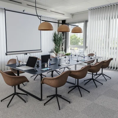 Modern ausgestatteter Meetingraum im Volta Eins Frankfurt mit Präsentationstechnik, Tageslicht und hochwertigem Interieur.