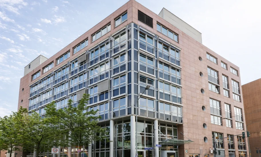 Straßenansicht des Bürogebäudes Volta Eins in Frankfurt mit markanter Architektur, großzügigem Eingangsbereich und urbanem Umfeld.