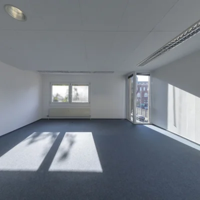 Geräumiges Büro im Businesspark Welfenplatz Hannover mit Teppichboden und großen Fenstern für viel Tageslicht.