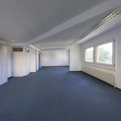 Flexibler Büroraum im Businesspark Welfenplatz Hannover mit variabler Raumaufteilung und Fensterfronten.