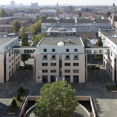Luftaufnahme des Businessparks Welfenplatz in Hannover mit modernen Bürogebäuden und gläsernen Verbindungsbrücken.