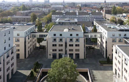 Luftaufnahme des Businessparks Welfenplatz in Hannover mit modernen Bürogebäuden und gläsernen Verbindungsbrücken.