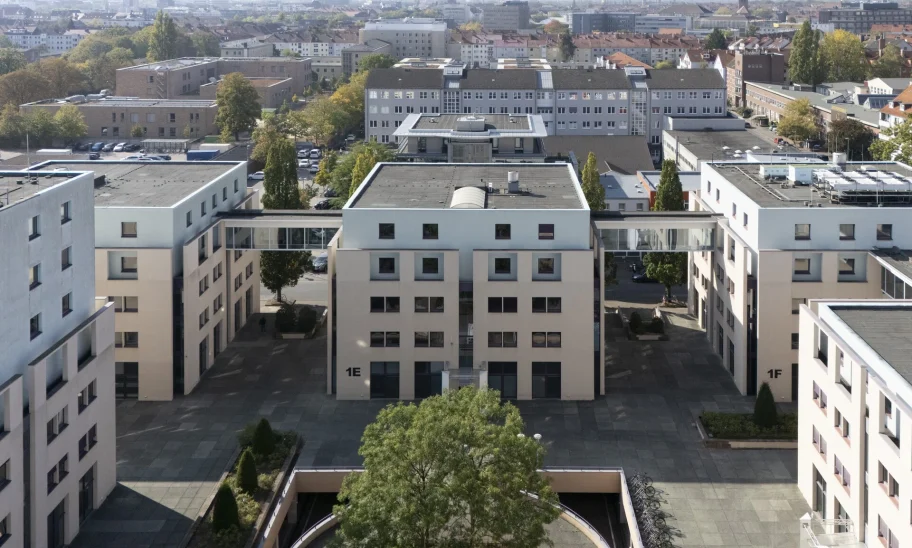 Luftaufnahme des Businessparks Welfenplatz in Hannover mit modernen Bürogebäuden und gläsernen Verbindungsbrücken.