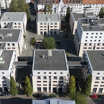 Luftbild des Businessparks Welfenplatz in Hannover mit symmetrischer Gebäudestruktur und begrüntem Innenhof.