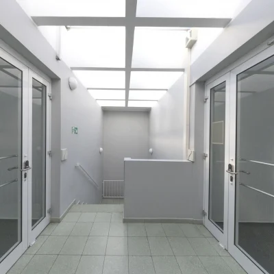 Modernes Treppenhaus im Businesspark Welfenplatz Hannover mit Glaswänden und Oberlicht für natürliche Helligkeit.