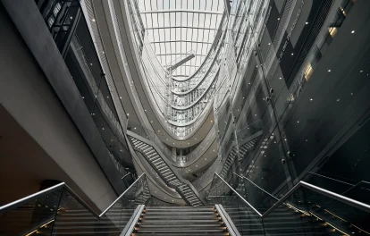 Offene Ebenen und Glasdach im Inneren des Düwell in Düsseldorf mit elegantem architektonischem Design.