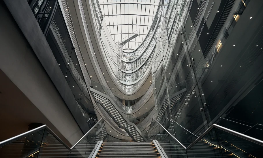 Offene Ebenen und Glasdach im Inneren des Düwell in Düsseldorf mit elegantem architektonischem Design.