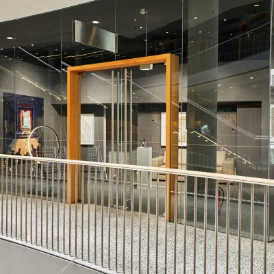 Glasfassade und geschwungene Innentreppen im Atrium des Düwell Düsseldorf mit elegantem Design.