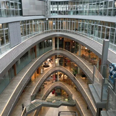 Luftaufnahme des Düwell in Düsseldorf mit moderner Architektur und markantem Glasdach.