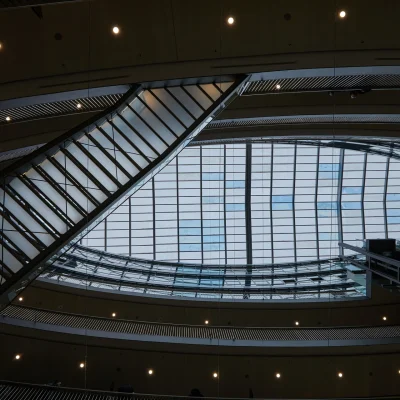 Moderne Architektur im Inneren des Düwell Düsseldorf mit Innentreppen, Glasgeländern und Galerien.