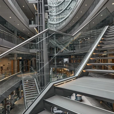 Treppenanlage und lichtdurchflutetes Atrium im Düwell Düsseldorf mit moderner Glasarchitektur.