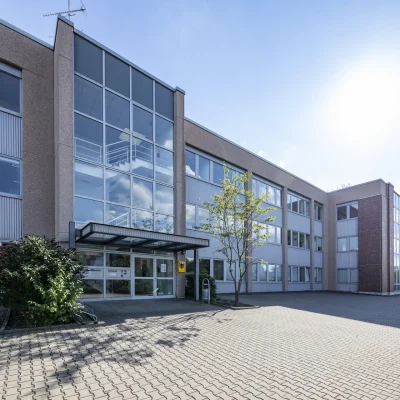 Detailansicht der Bürofassade am Alten Hellweg 56–60 in Dortmund mit großen Fenstern und moderner, funktionaler Gestaltung.
