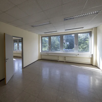 Heller Büroraum am Alten Hellweg 56–60 in Dortmund mit großem Fenster, neutralem Bodenbelag und flexibler Nutzungsmöglichkeit.