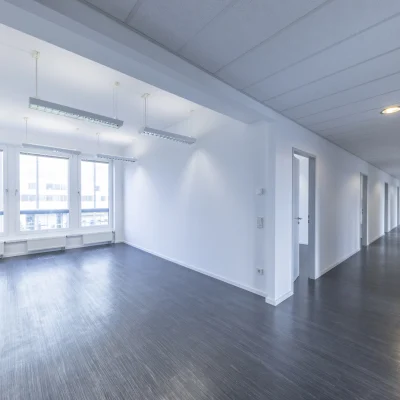 Heller Flurbereich mit angrenzenden Büroräumen und klarer Erschließungsstruktur innerhalb des Bürogebäudes.