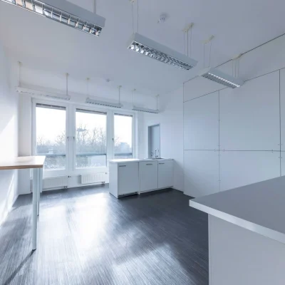 Teeküche für Mitarbeitende mit praktischer Ausstattung als Ergänzung zu den Büroflächen.