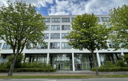 Straßenansicht des Bürogebäudes in der Deutz-Mülheimer Straße 109 mit moderner Fassade und urbanem Umfeld in Köln.