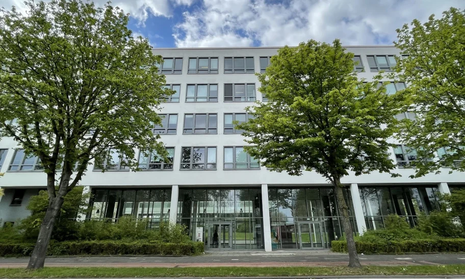 Straßenansicht des Bürogebäudes in der Deutz-Mülheimer Straße 109 mit moderner Fassade und urbanem Umfeld in Köln.