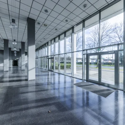 Großzügige Eingangshalle mit offener Gestaltung und moderner Architektur als repräsentativer Empfangsbereich.