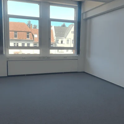 Helles Einzelbüro in den Erlenhöfen Berlin mit großen Fenstern, neutralem Bodenbelag und vielseitiger Nutzungsmöglichkeit.