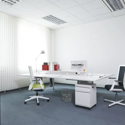 Bürofläche in den Erlenhöfen Berlin mit klassischer Möblierung, funktionaler Ausstattung und ruhiger Arbeitsatmosphäre.