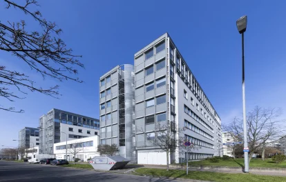 Helle Bürofläche im Galluspark 21–25 in Frankfurt mit großen Fensterfronten, viel Tageslicht und Blick über das Stadtgebiet.