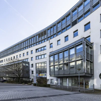 Moderne Bürofläche im Galluspark 21–25 Frankfurt mit umlaufenden Fenstern, Teppichboden und urbanem Ausblick.