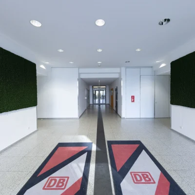 Repräsentativer Eingangsbereich im Galluspark 21–25 in Frankfurt mit klarer Architektur, hochwertigen Bodenbelägen und begrünten Wandelementen.