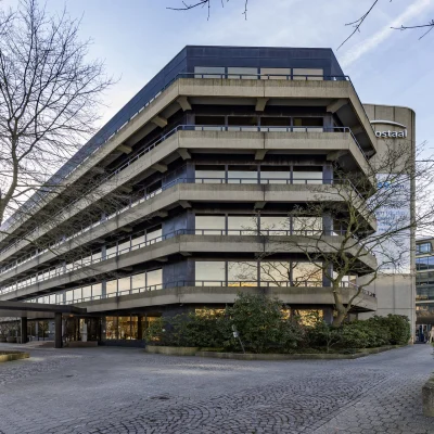 Markante Eckansicht des Bürogebäudes Hohenzollernstraße 24 in Essen mit klaren Linien und moderner Fassadengestaltung.