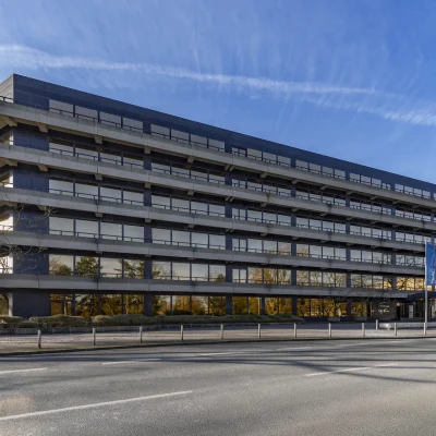 Moderne Außenansicht des Bürogebäudes Hohenzollernstraße 24 in Essen mit klarer Fassadenstruktur und städtischer Lage.