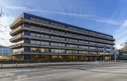 Moderne Außenansicht des Bürogebäudes Hohenzollernstraße 24 in Essen mit klarer Fassadenstruktur und städtischer Lage.