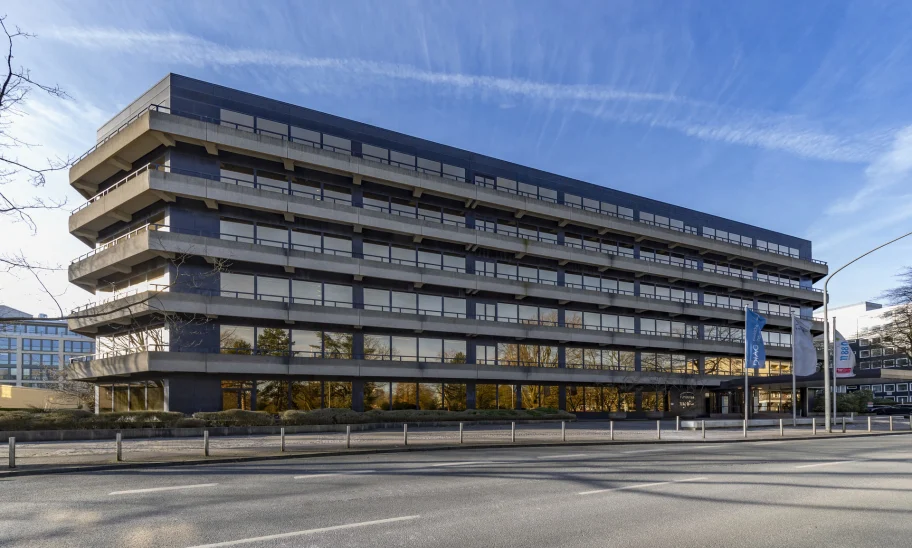 Moderne Außenansicht des Bürogebäudes Hohenzollernstraße 24 in Essen mit klarer Fassadenstruktur und städtischer Lage.