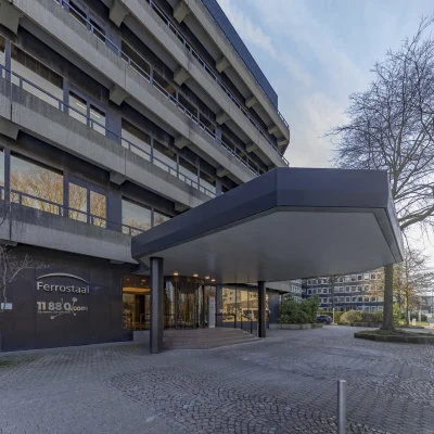 Repräsentativer Eingangsbereich des Bürogebäudes Hohenzollernstraße 24 in Essen mit überdachtem Zugang und großzügigem Vorplatz.