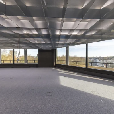 Offene Bürofläche im Gebäude Hohenzollernstraße 24 in Essen mit moderner Deckenstruktur und vielseitigen Nutzungsmöglichkeiten.