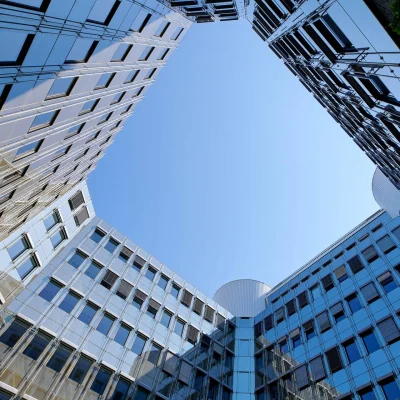 Blick in den Innenhof des Büroensembles Kaiserin-Augusta-Allee 104–106 mit Glasfassaden und moderner architektonischer Gestaltung.