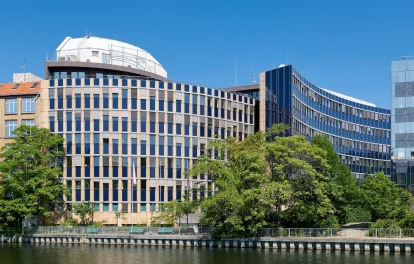 Straßenansicht der Büroimmobilie Kaiserin-Augusta-Allee 104–106 in Berlin mit moderner Architektur und klarer Fassadenstruktur.