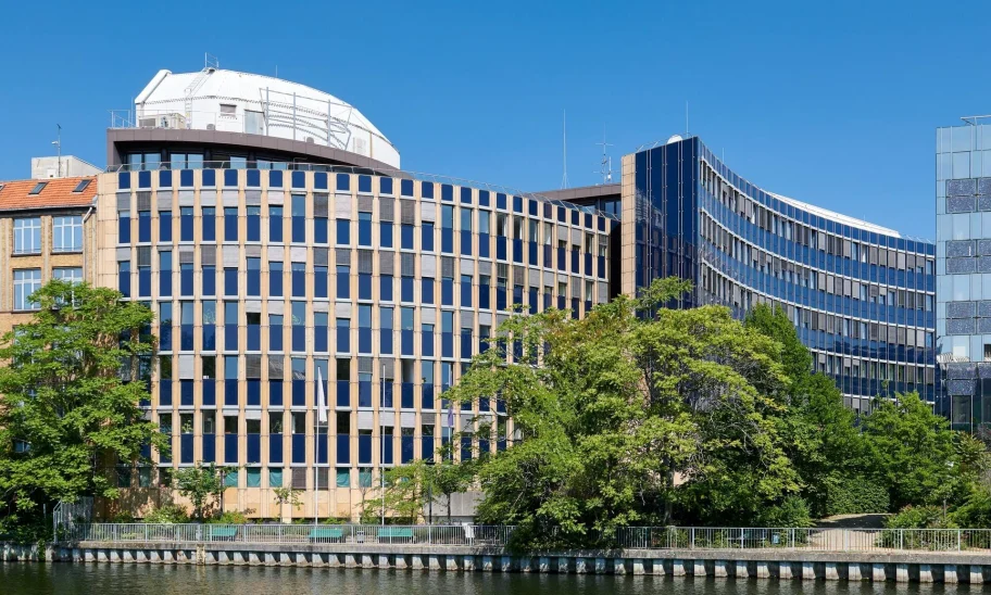 Straßenansicht der Büroimmobilie Kaiserin-Augusta-Allee 104–106 in Berlin mit moderner Architektur und klarer Fassadenstruktur.