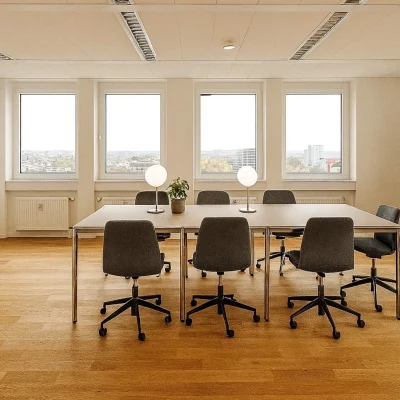 Visualisierung eines modernen Bürobereichs mit mehreren Arbeitsplätzen, Trennwänden, ergonomischen Bürostühlen und großen Fenstern mit viel Tageslicht.