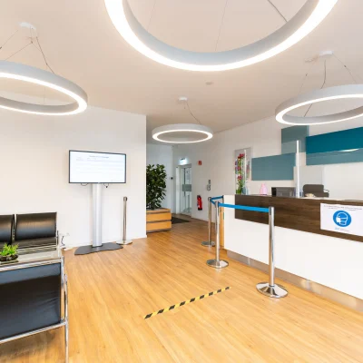Büro-Lounge mit Sitzmöbeln, Teppichboden und dekorativer Bepflanzung als Rückzugs- und Kommunikationsbereich in der Karl-Wiechert-Allee 18–22 in Hannover.