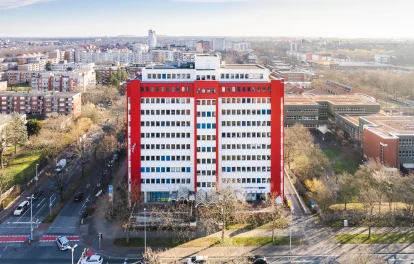 Frontale Luftaufnahme des mehrgeschossigen Bürogebäudes in der Karl-Wiechert-Allee 18–22 in Hannover mit klarer Fassadenstruktur und urbanem Umfeld.